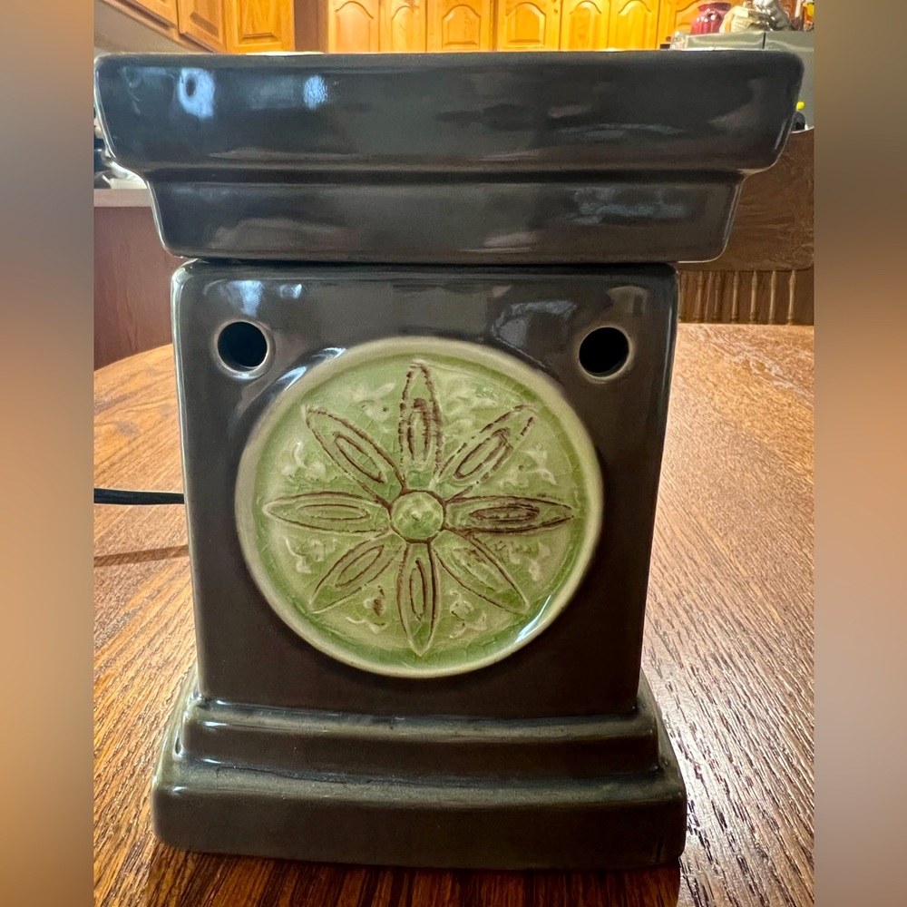 Scentsy Lotus Flower Deluxe Warmer